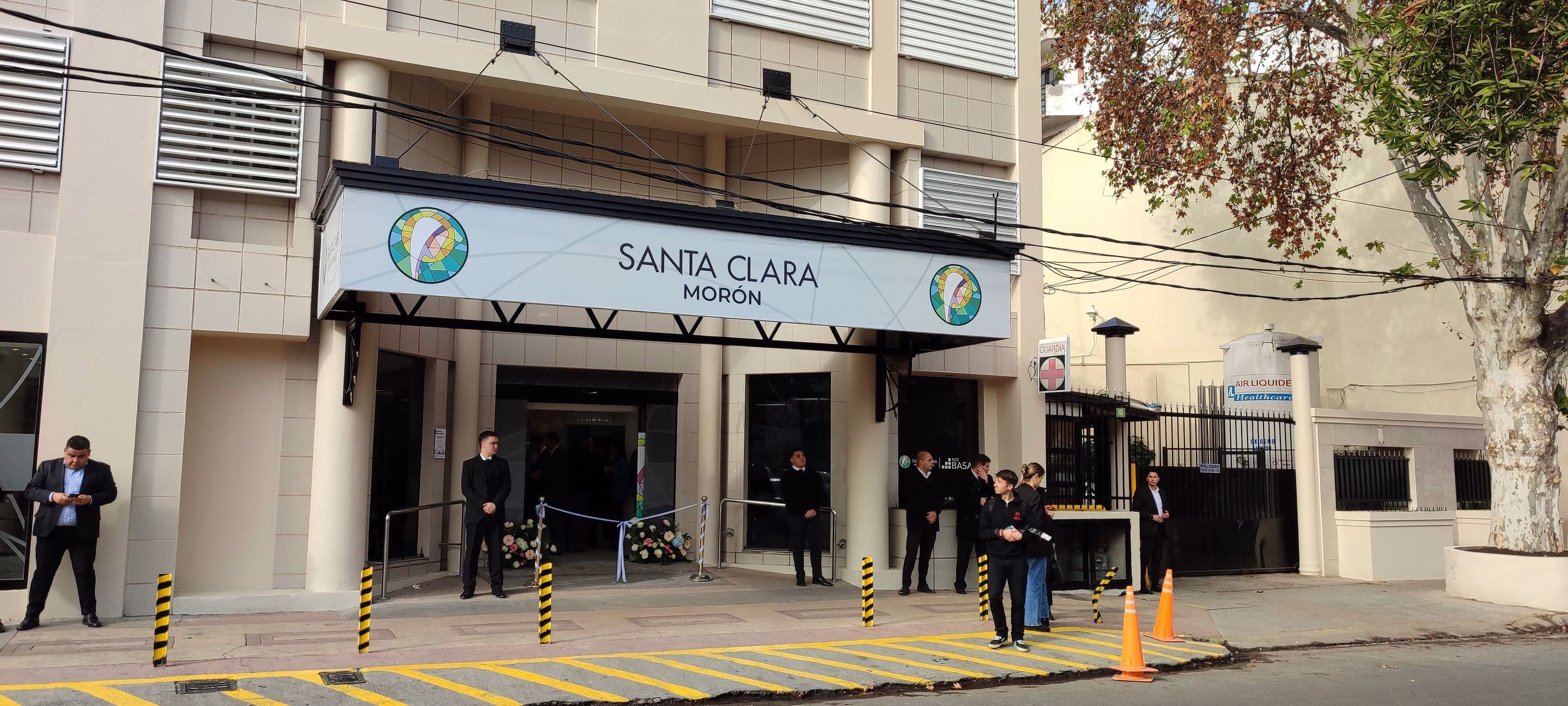 Fachada de la Clínica Santa Clara en Morón, con el acceso principal y el cartel institucional