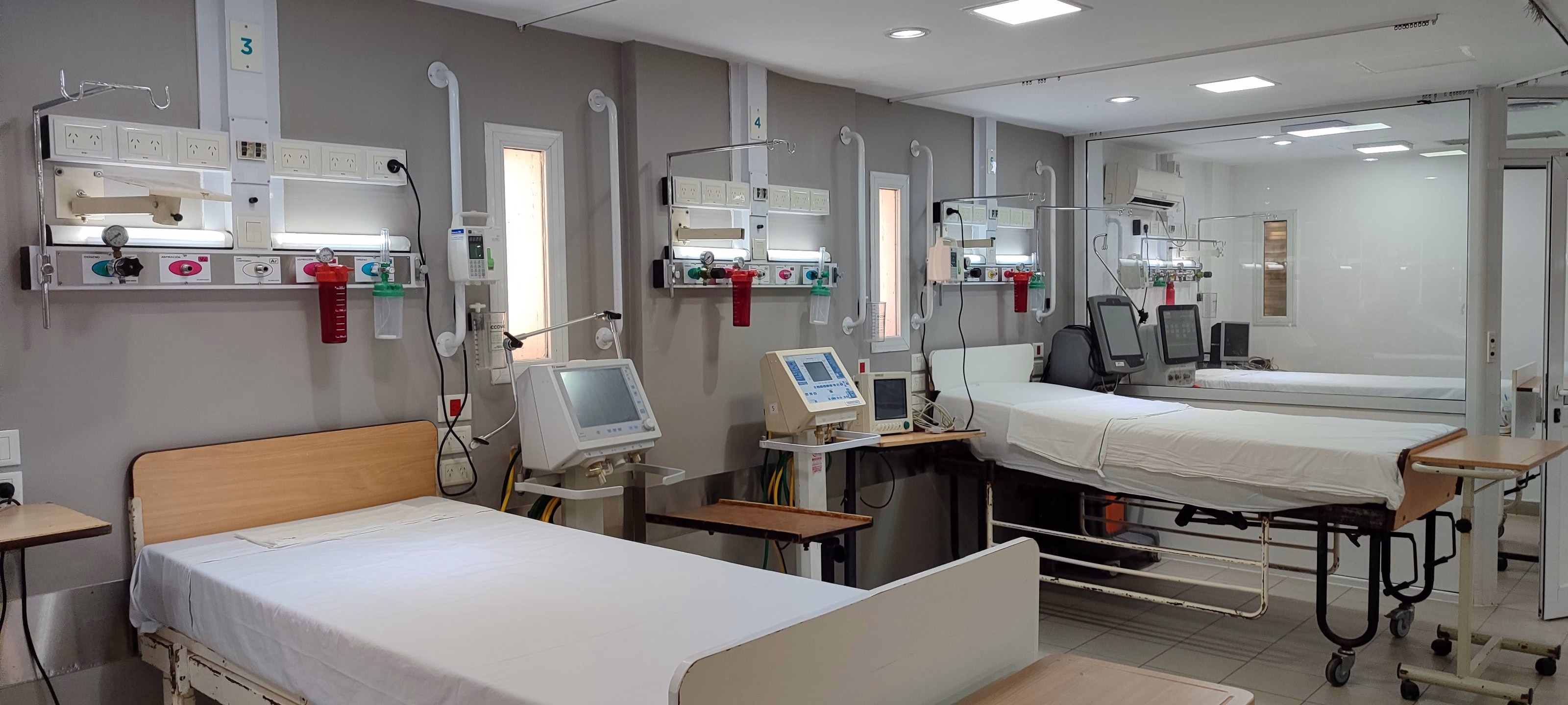 Habitación de internación de la Clínica Santa Clara, con cama, equipamiento y luz de cielorraso