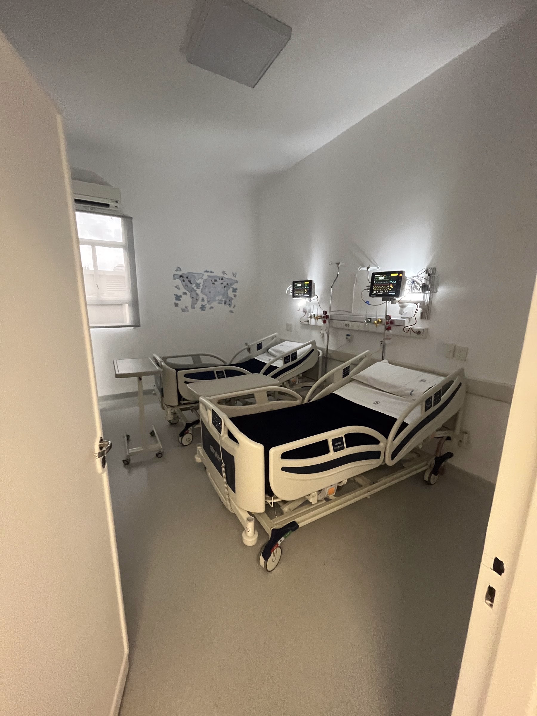 Habitación doble de pediatría en el Centro Gallego, con dos camas y ventana